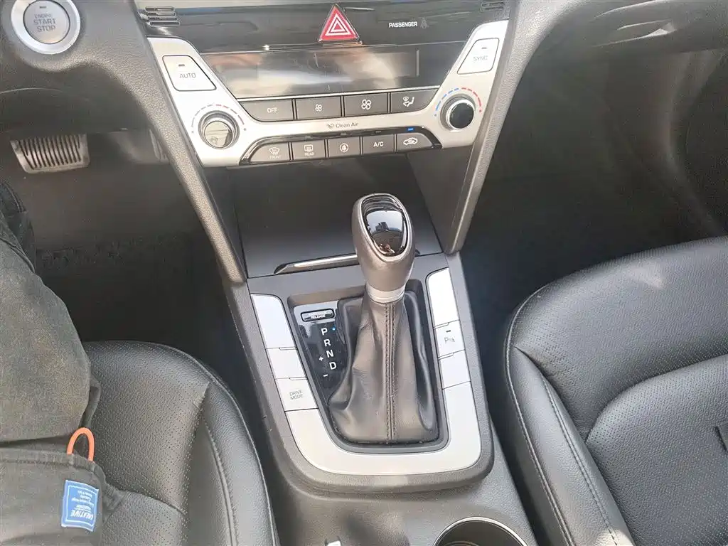 Hyundai Elantra 2017 — фото 10