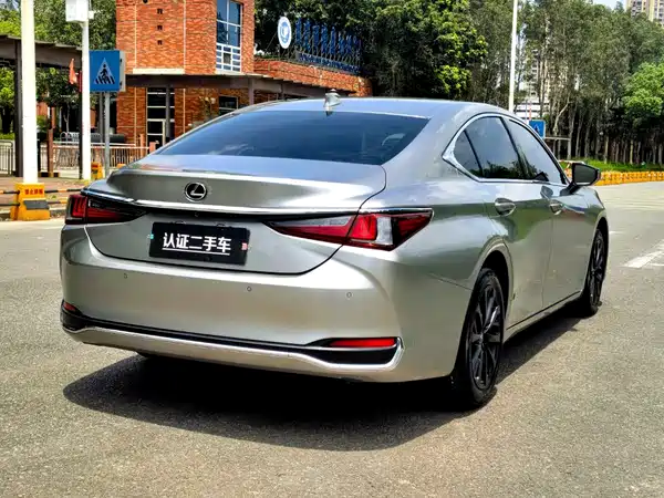 Lexus ES 2022