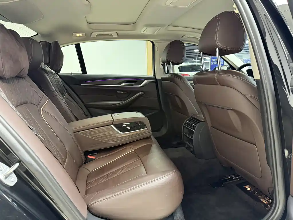 BMW 5 Series 2019 — фото 10