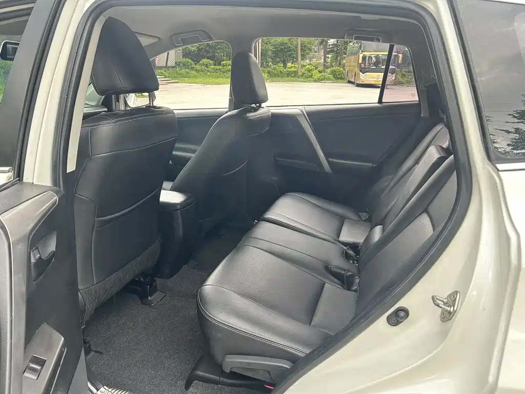 Toyota RAV4 2017 — фото 6