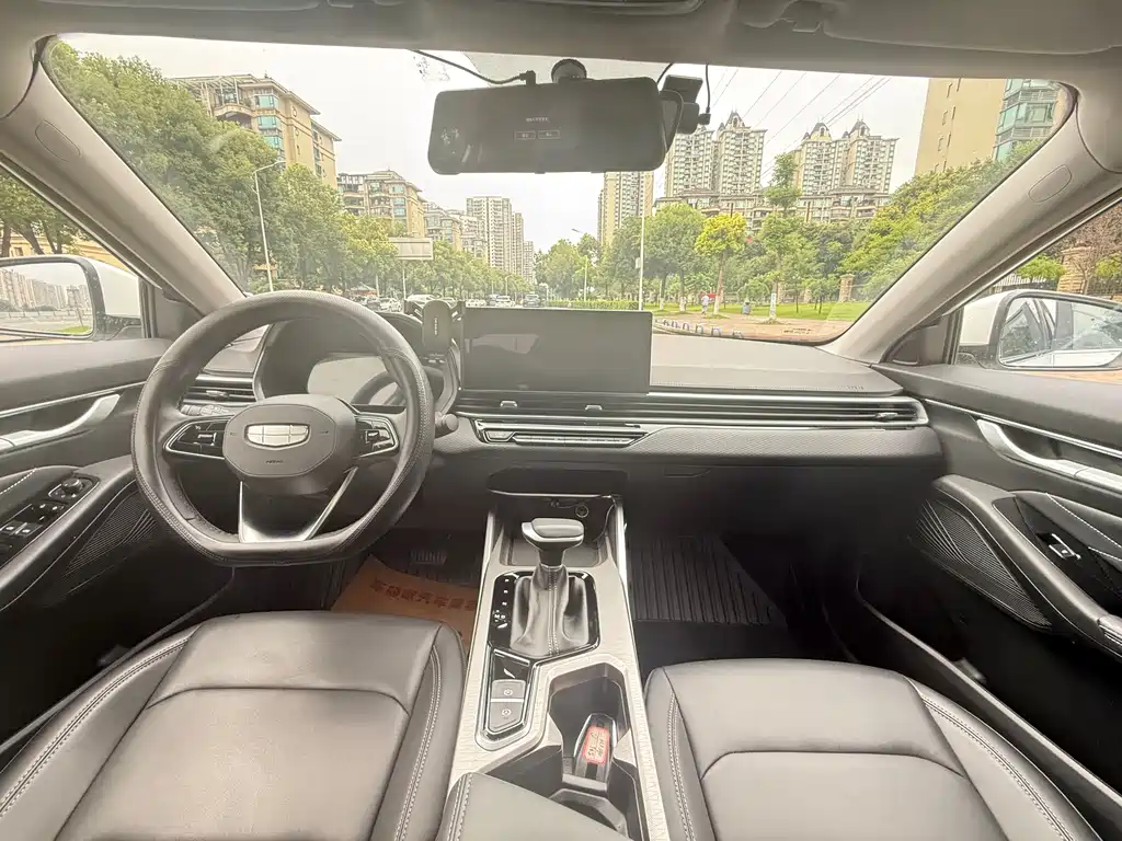 Geely Emgrand 2024