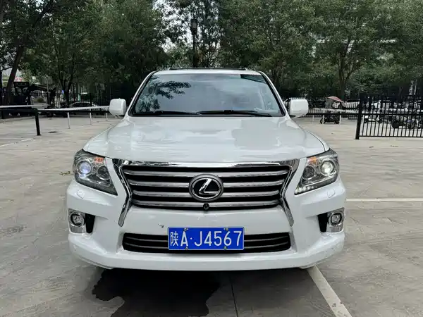 Lexus LX 2011