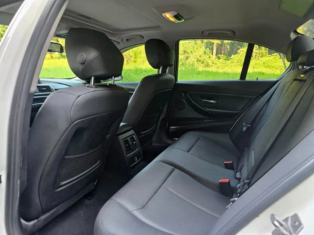 BMW 3 Series 2017 — фото 11