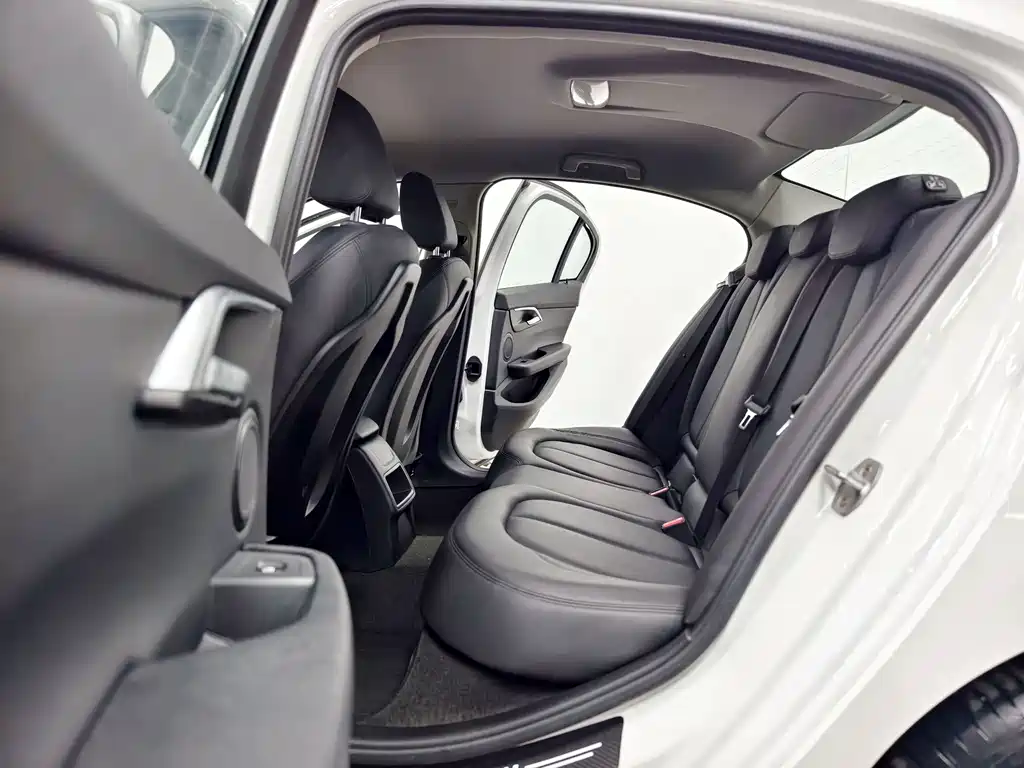 BMW 1 Series 2019 — фото 12