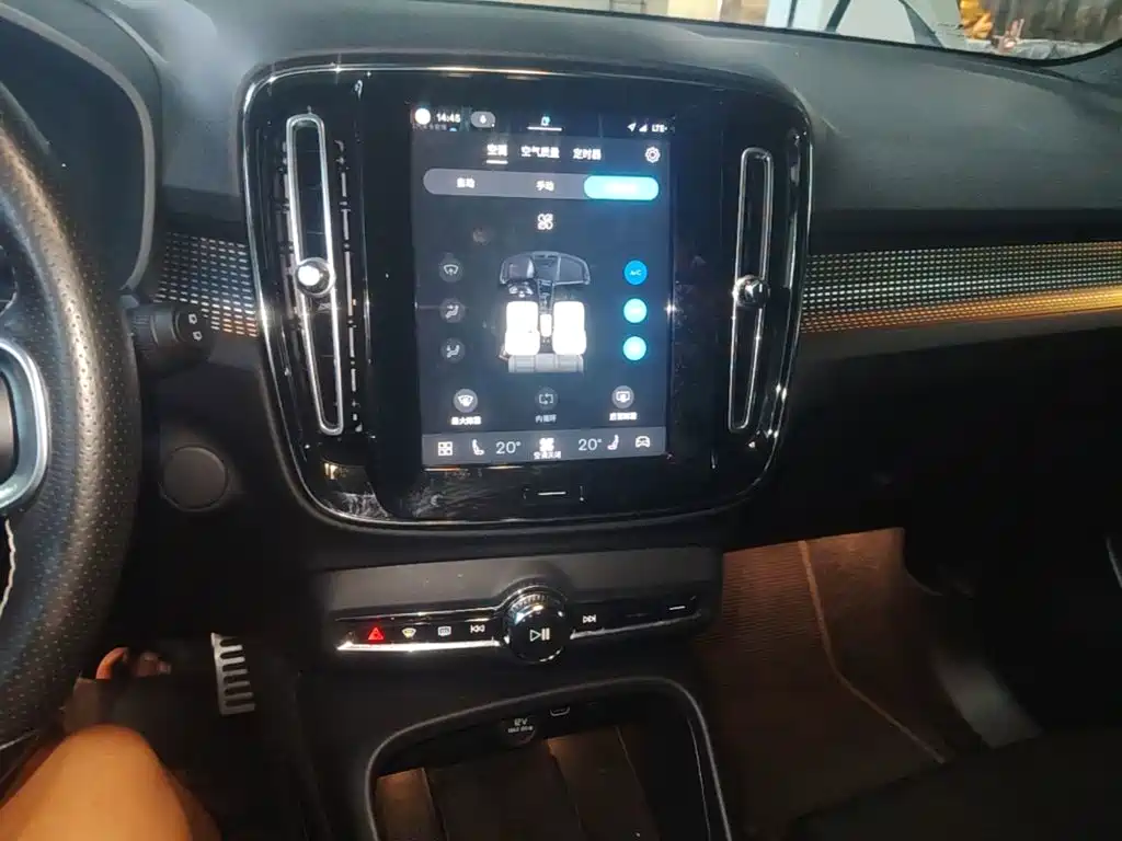 Volvo XC40 NEV 2021 — фото 13