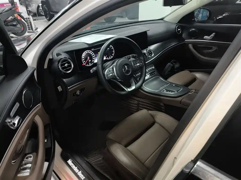 Mercedes-Benz E-Class 2019 — фото 16