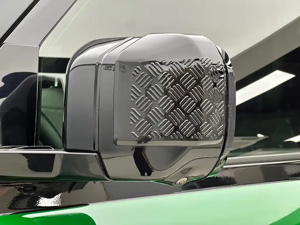 Land Rover Defender 2023 — фото 32