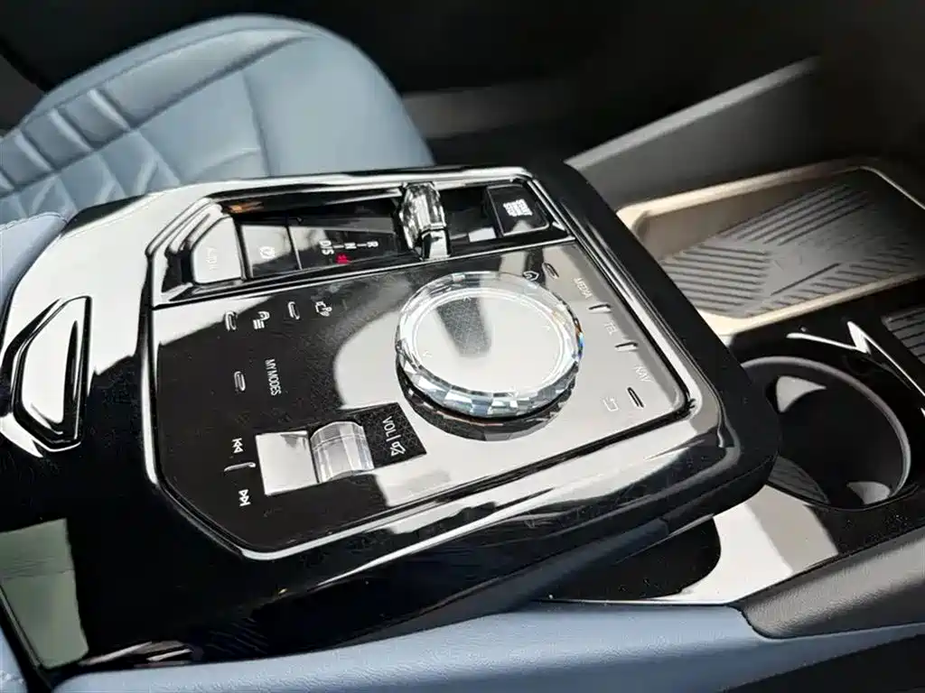 BMW 5 Series 2025 — фото 15
