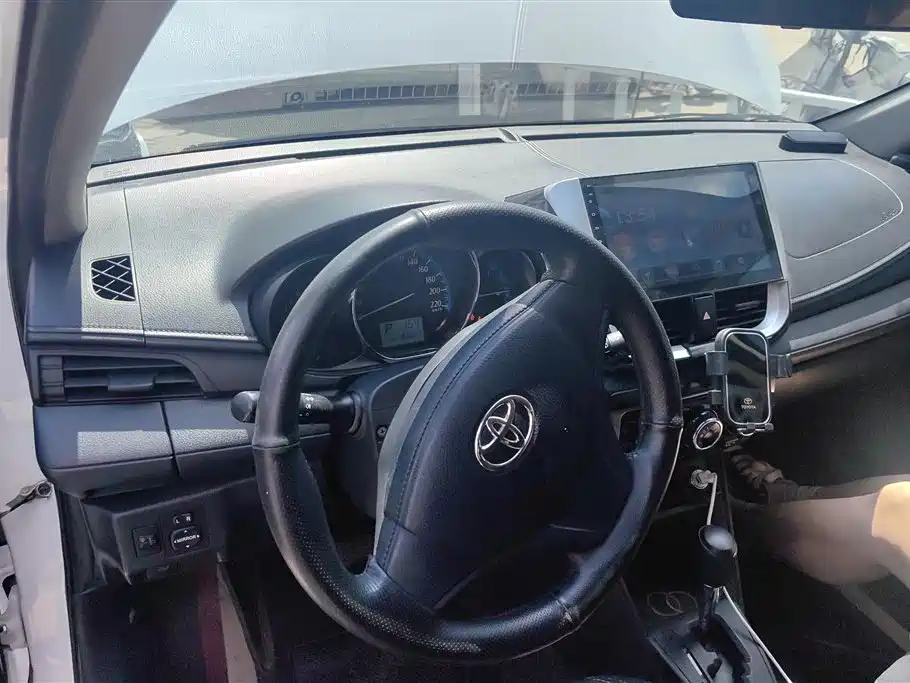 Toyota Yaris L 2017 — фото 12
