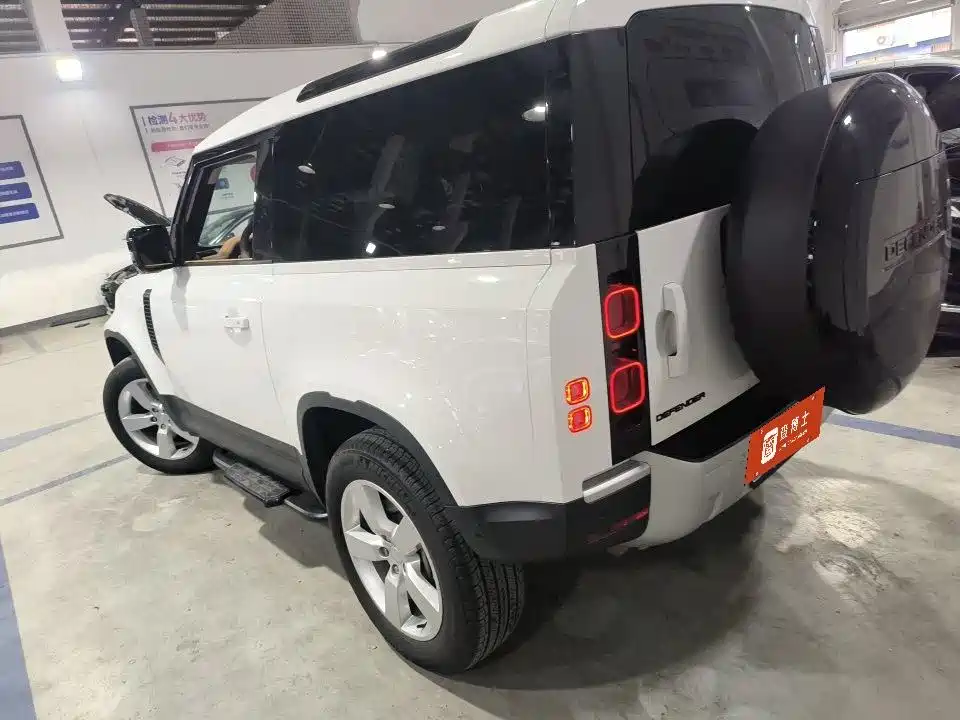 Land Rover Defender 2025