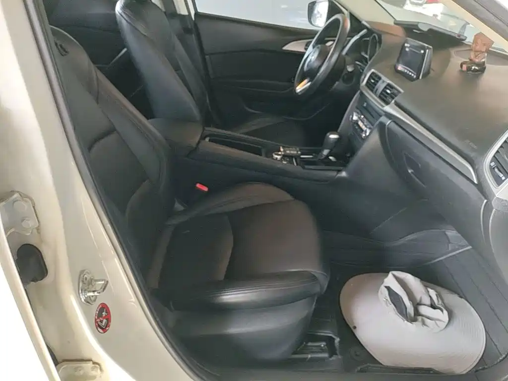 Mazda 3 Axela 2018 — фото 25