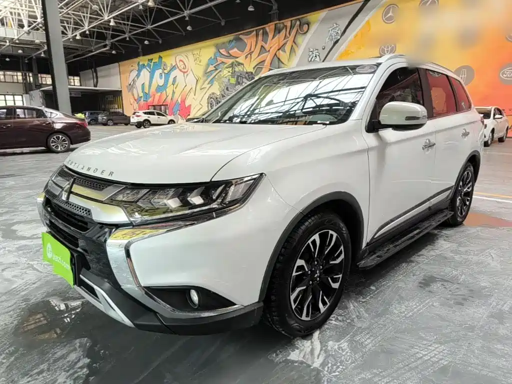 Mitsubishi Outlander 2020 — фото 1