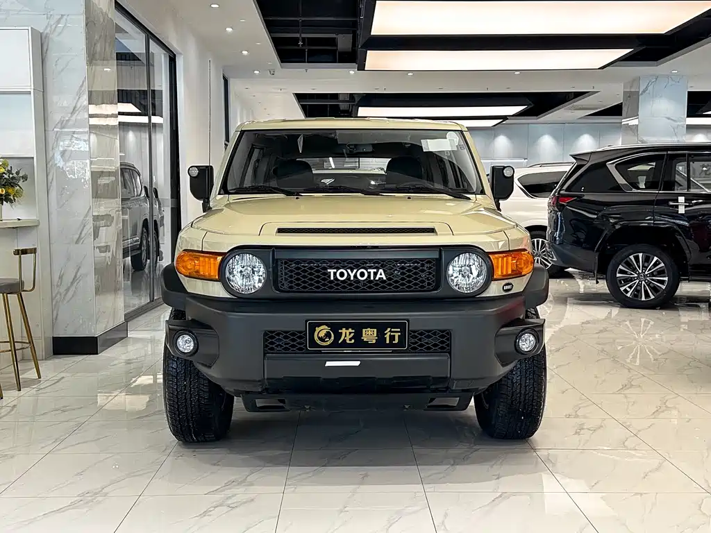 Toyota FJ Cruiser — фото 1