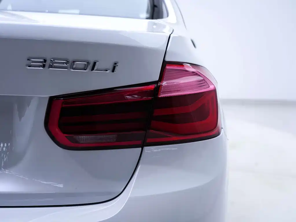 BMW 3 Series 2019 — фото 13