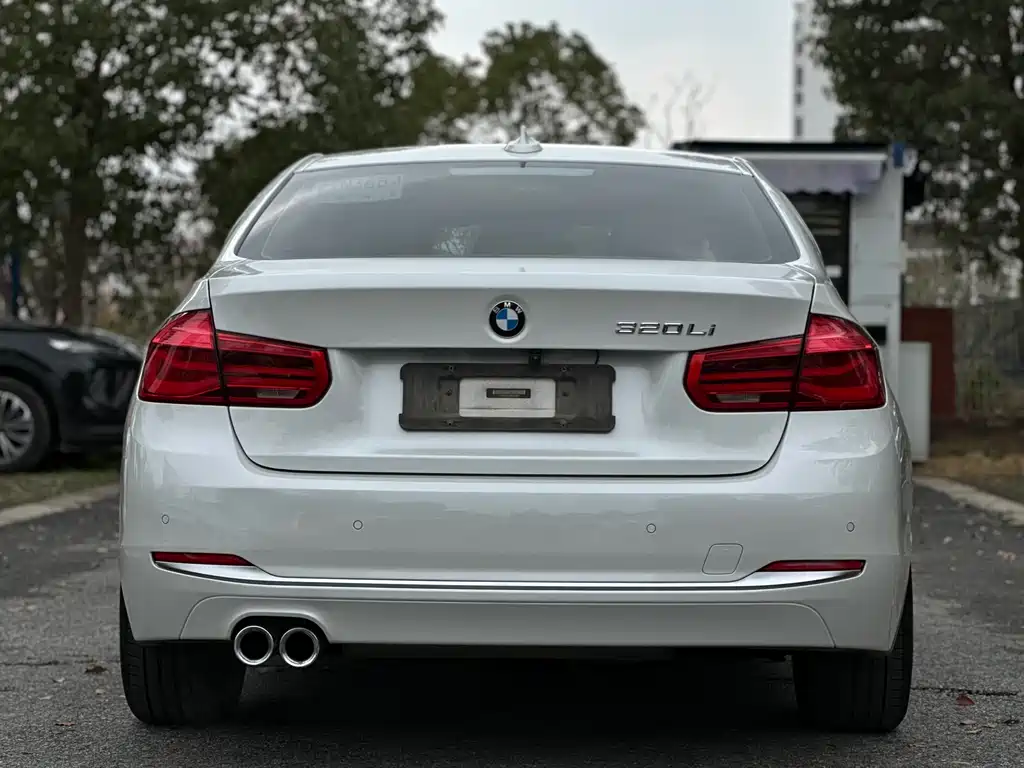 BMW 3 Series 2018 — фото 21