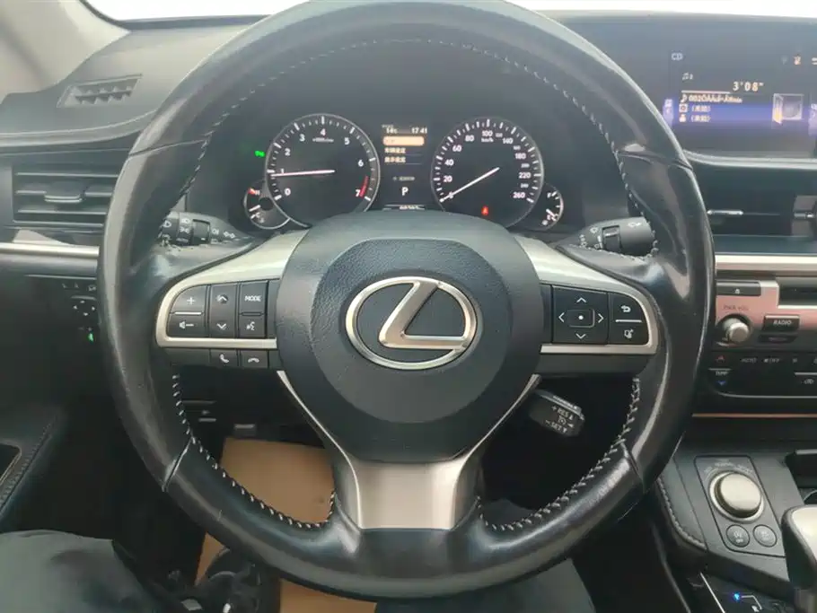 Lexus ES 2016 — фото 15