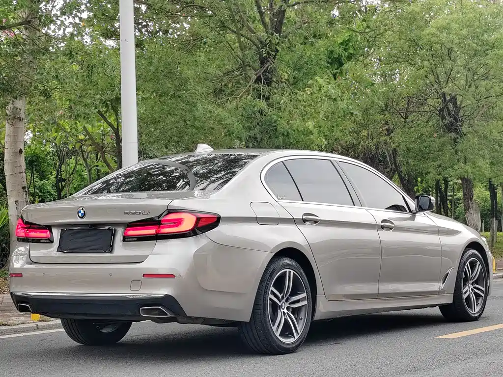 BMW 5 Series 2022 — фото 13