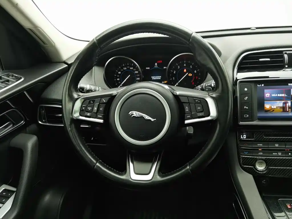 Jaguar F-PACE 2018 — фото 11