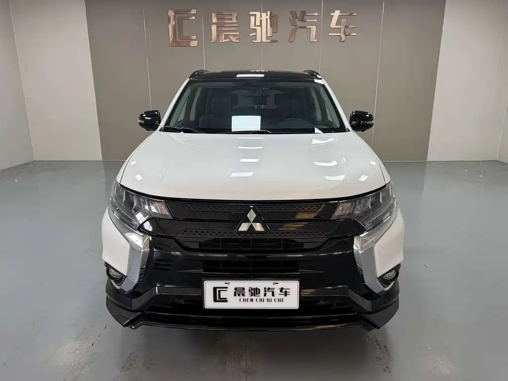Mitsubishi Outlander 2023 — фото 2