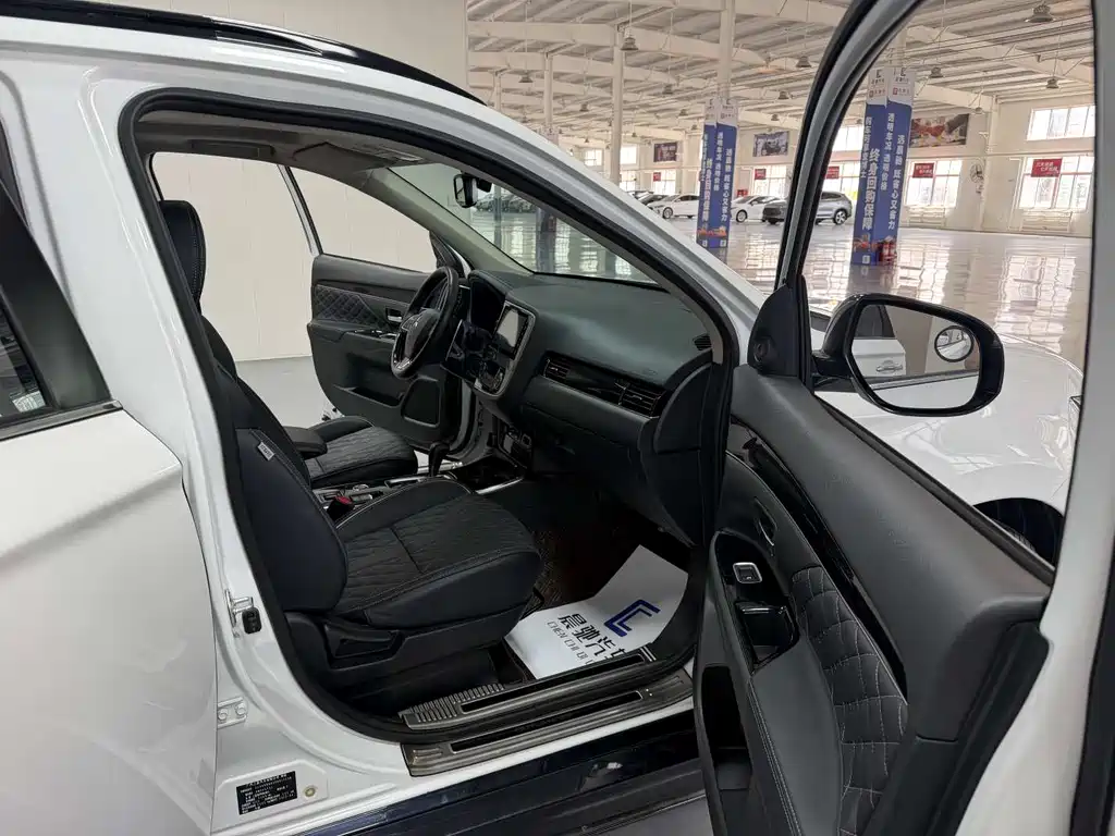 Mitsubishi Outlander 2023 — фото 13