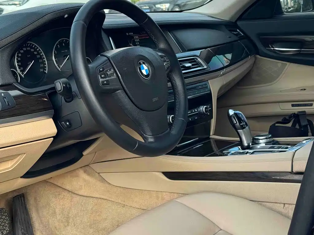 BMW 7 Series 2011 — фото 12