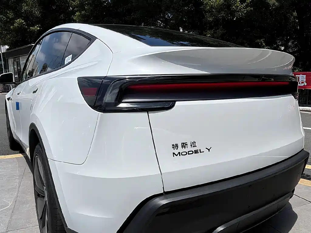 Tesla Model Y 2026 — фото 9