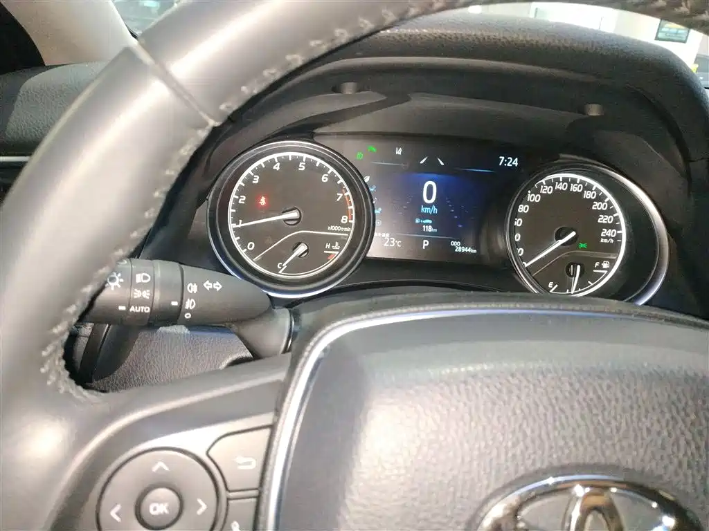 Toyota Camry 2023 — фото 12
