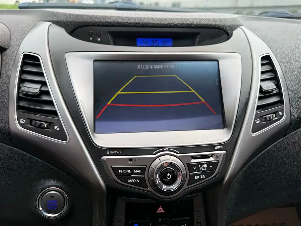 Hyundai Elantra 2015 — фото 11