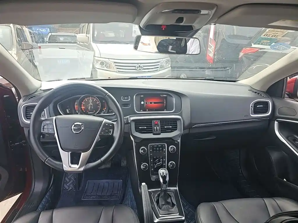 Volvo V40 2018 — фото 10