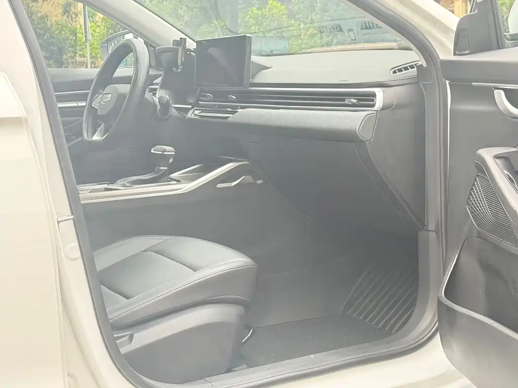 Geely Emgrand 2024