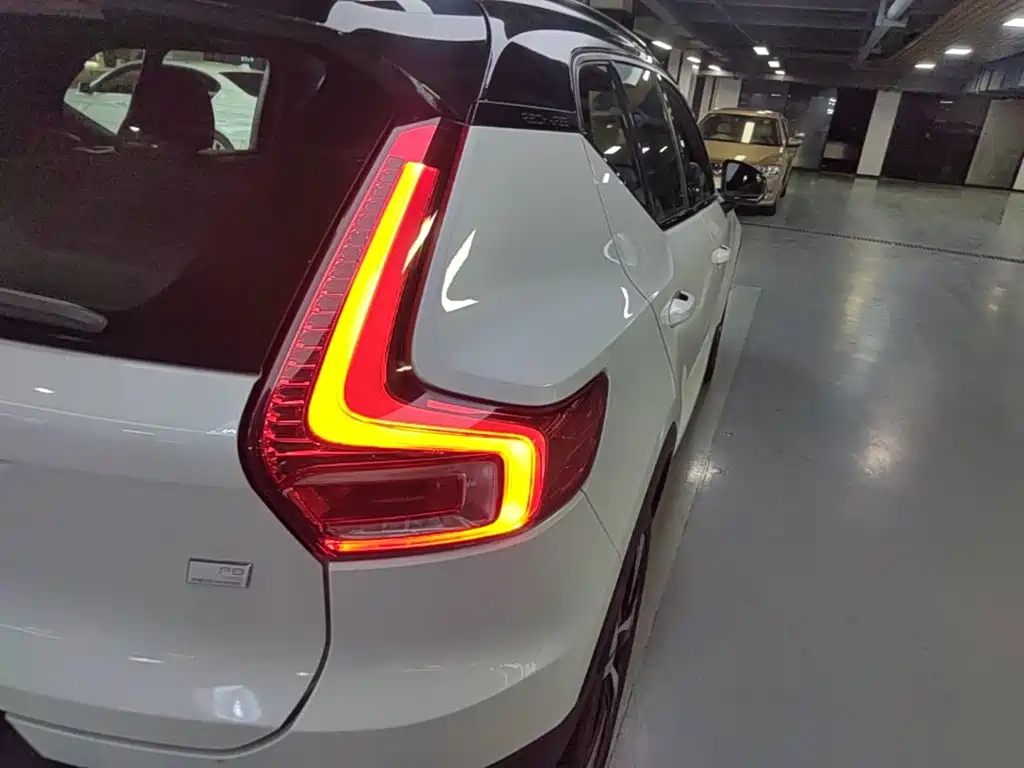 Volvo XC40 New Energy 2021 — фото 8
