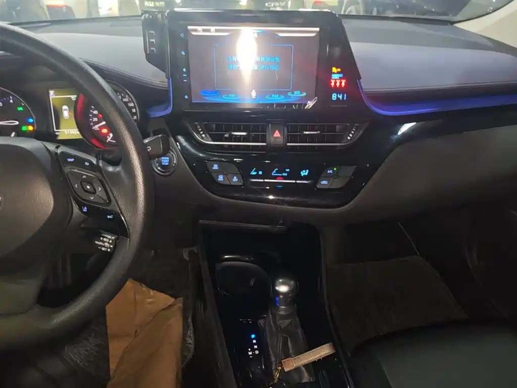 Toyota C-HR 2019 — фото 13