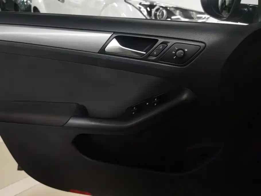 Volkswagen Sagitar 2015