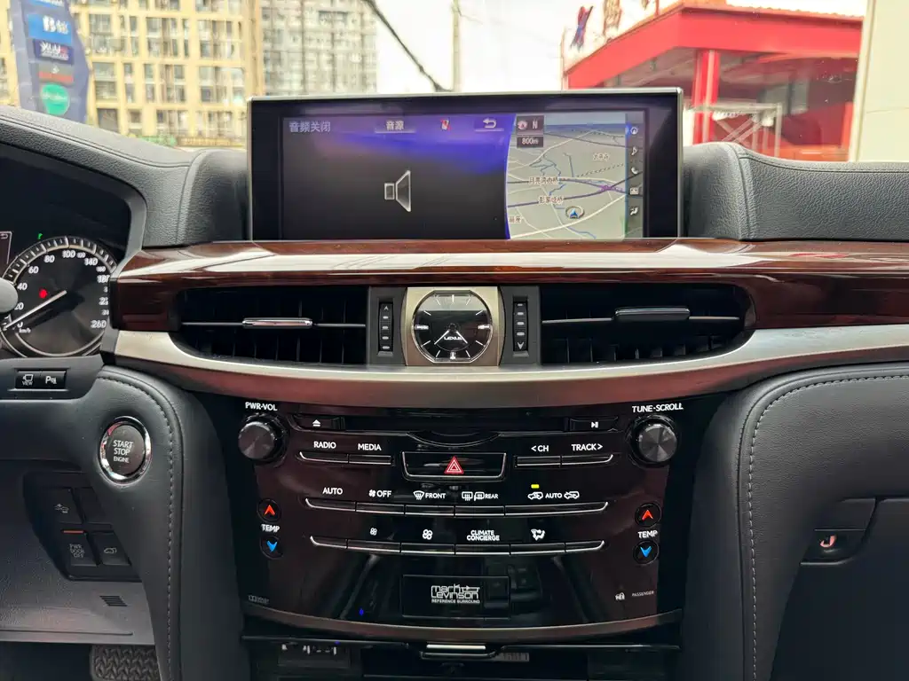 Lexus LX 2018 — фото 14
