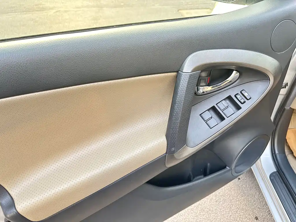 Toyota RAV4 2012 — фото 10