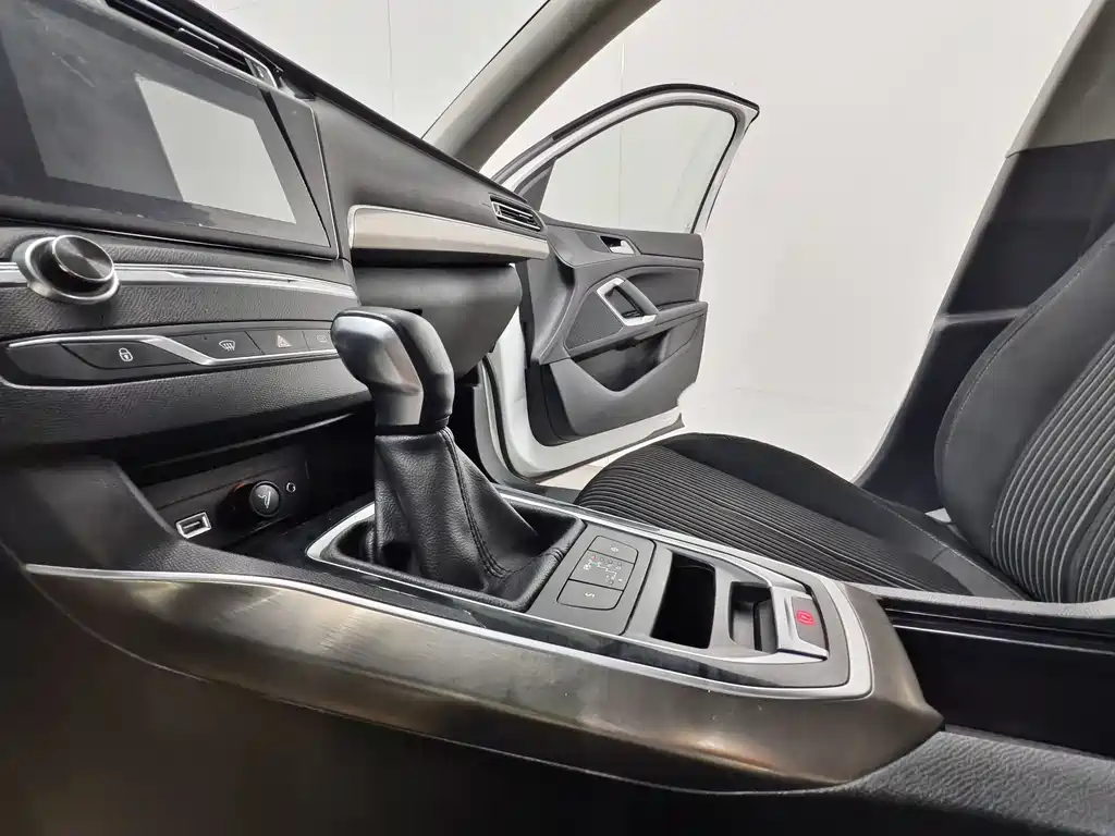 Peugeot 408 2017 — фото 12