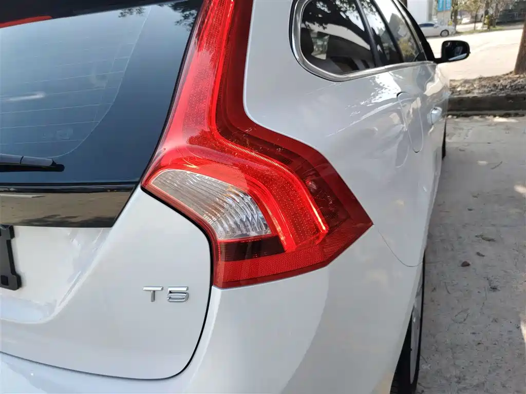 Volvo V60 2016 — фото 24