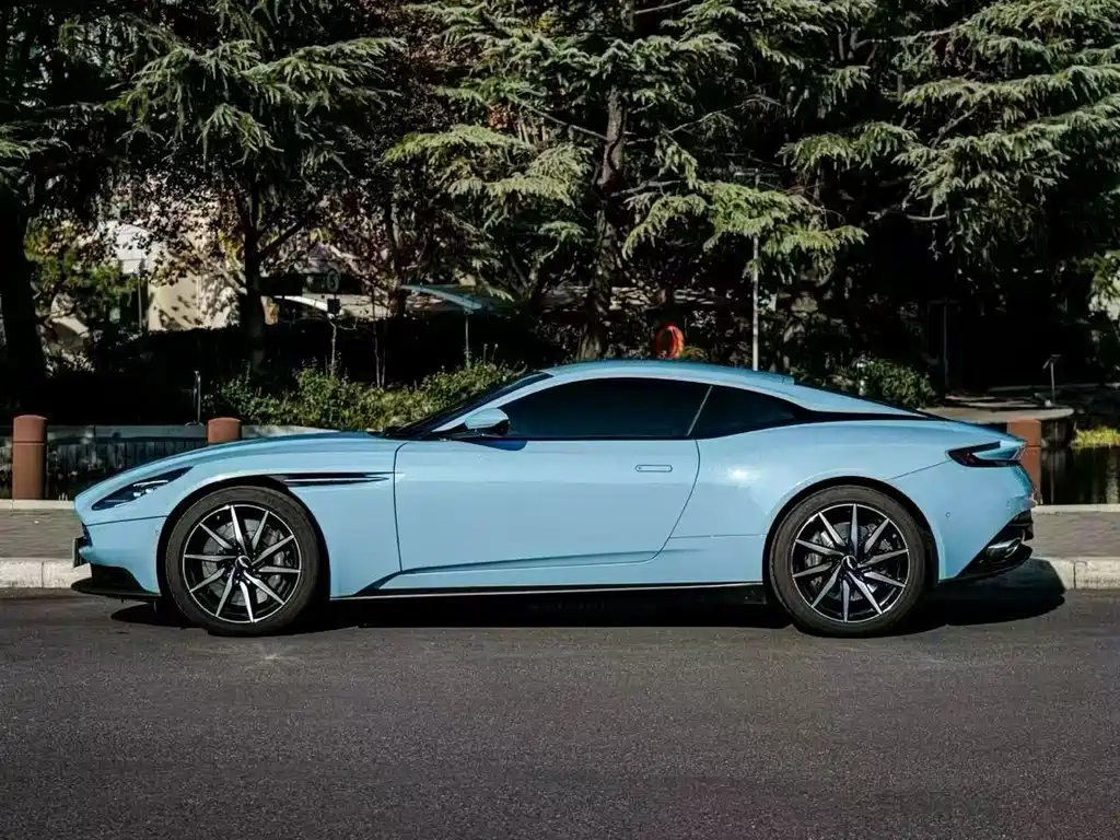 Aston Martin DB11 2022 — фото 2