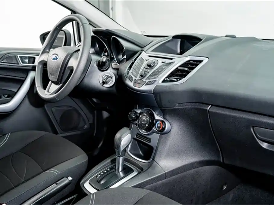 Ford Fiesta 2015 — фото 17