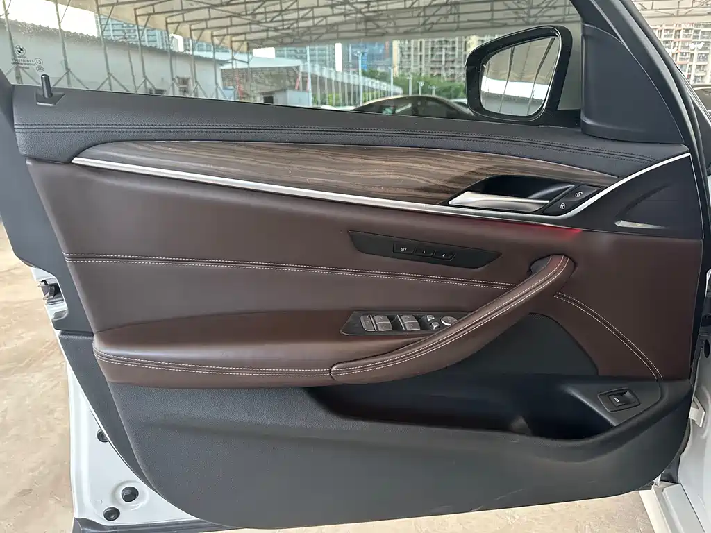 BMW 5 Series 2018 — фото 18