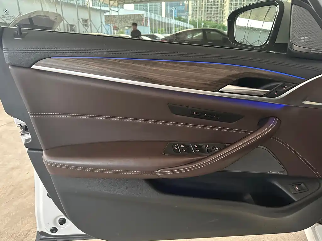BMW 5 Series 2018 — фото 13