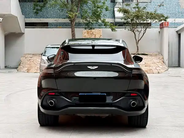 Aston Martin DBX 2021