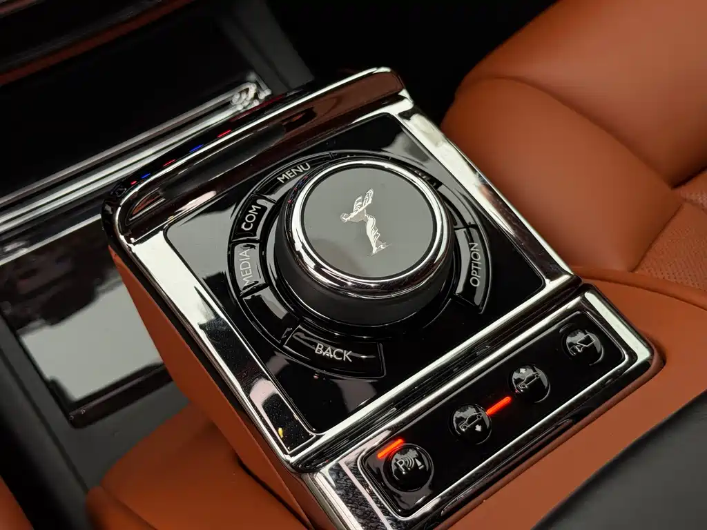 Rolls-Royce Phantom 2020 — фото 10