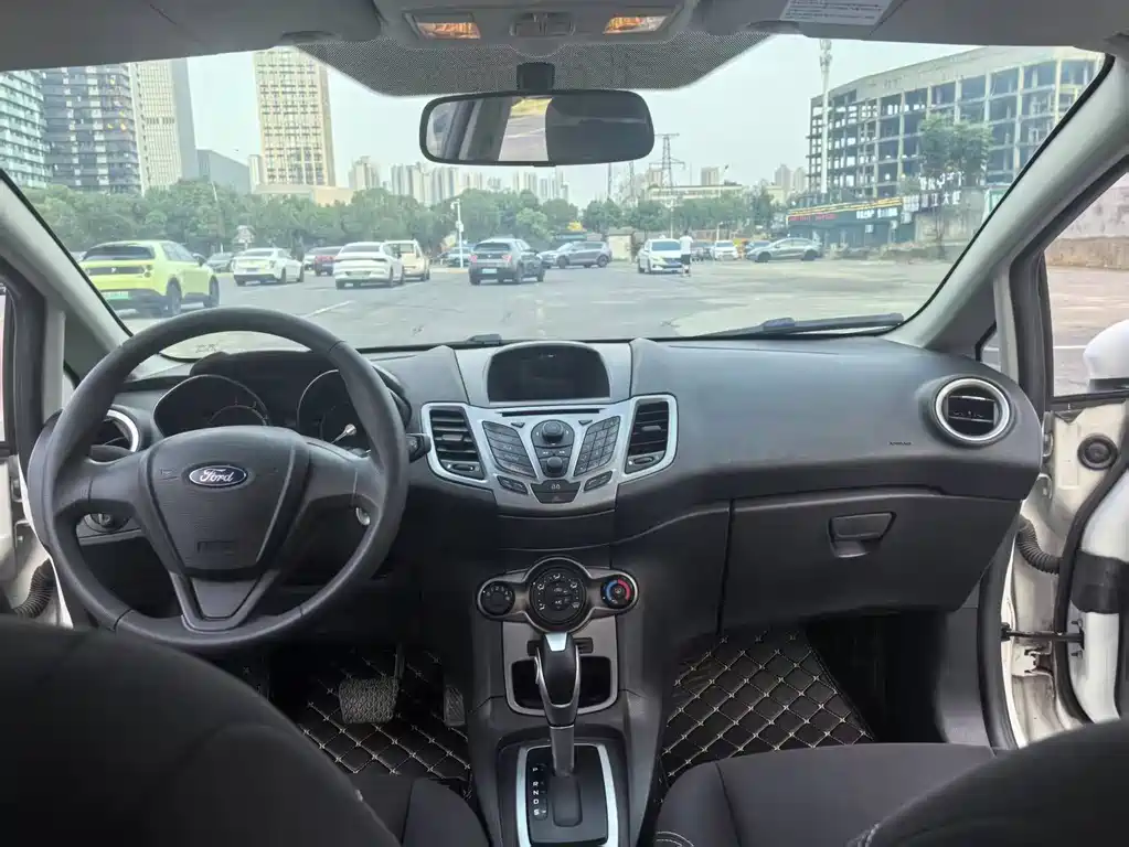 Ford Fiesta 2015 — фото 15