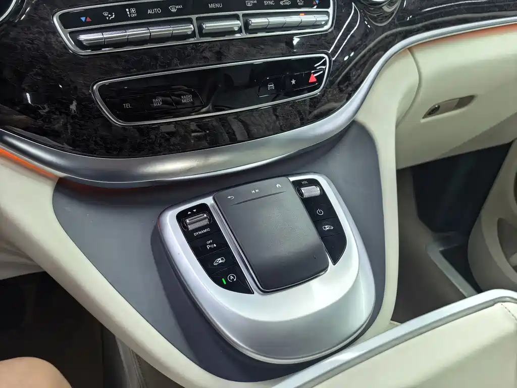 Mercedes-Benz V-Class 2022 — фото 16