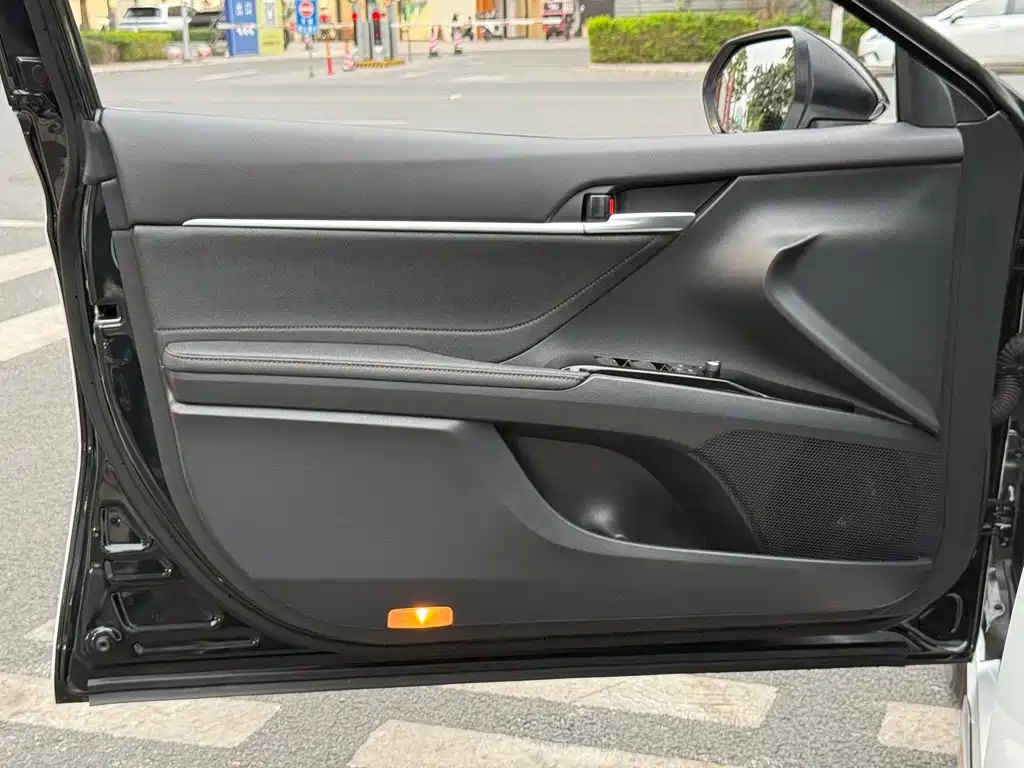 Toyota Camry 2023 — фото 14