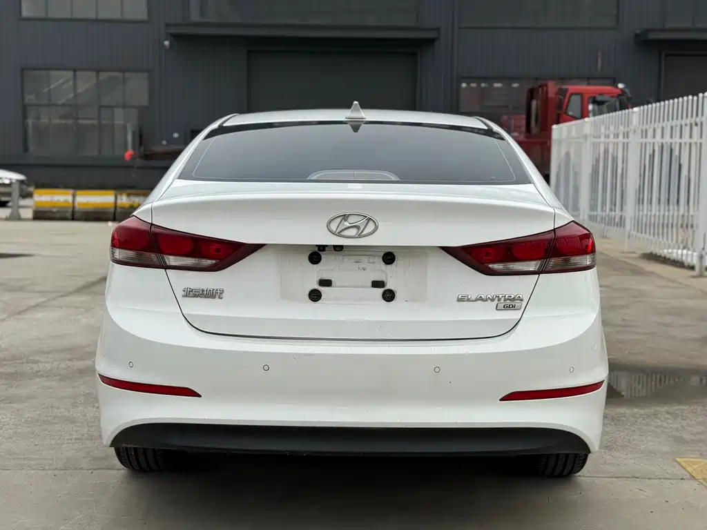 Hyundai Elantra 2016 — фото 5