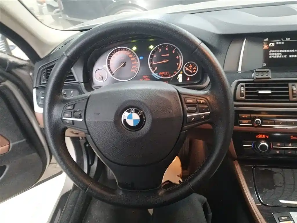 BMW 5 Series 2015 — фото 11