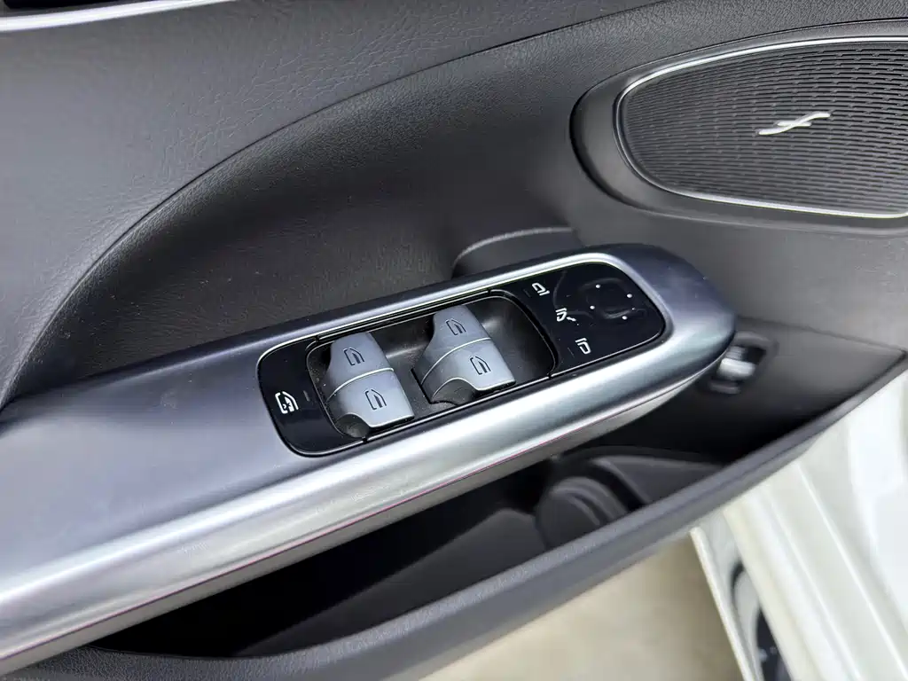 Mercedes-Benz C-Class 2024 — фото 18