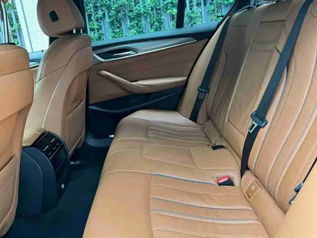 BMW 5 Series 2018 — фото 10